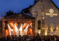 Obiekt: Scena plenerowa przy hotelu Niezły Młyn - Czeszów