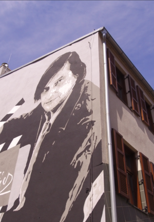 mural z wizerunkiem reżysera Piotra Łazarkiewicza