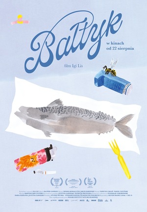 Plakat z tytułem: Bałtyk. Teksty na błękitnym tle a na nim rysunki zapalniczki, papierosa, widelca, pływającej osoby, inhalatora, osy i ryby na papierowej tacy.