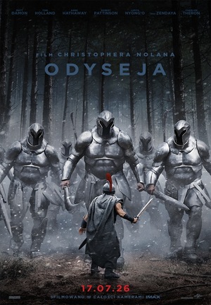 Plakat z tytułem: Odyseja. Tekst na tle obrazka przedstawiającego bitewne pole z licznymi drzewami w tyle. Na pierwszym planie żołnierz z mieczem w gotowości bojowej tyłem do nas na którego idą olbrzymi wojownicy z mieczami w srebrnych zbrojach.