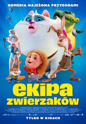 Plakat z tekstem: Komedia Najeżona Przygodami. Tytuł: Ekipa Zwierzaków. Teksty na niebieskim jednolitym tle gdzie znajdują się narysowani wszyscy bohaterowie bajki.