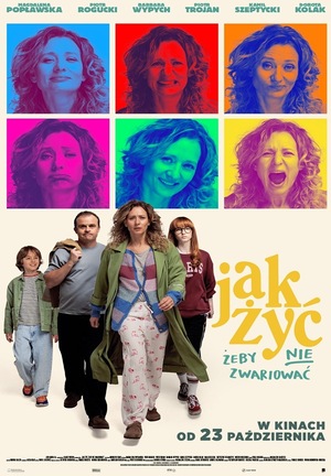 Plakat z tytułem: Jak Żyć, Żeby Nie Zwariować. Teksty na tle 6 różnokolorowych fotografii twarzy głównej bohaterki w stylu Warhola. A w dolnej części foto idącej całej rodziny tej bohaterki.