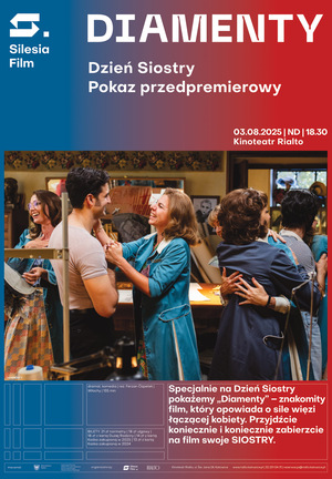 Kobieta w czerwonej sukni z rozłożystym trenem rozlewającym siĘ po stopniach schodów, drapowanym, przez pięć krawcowych