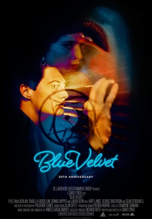 Plakat filmu „Blue Velvet”. Na czarnym tle przenikają się twarze Kyle’a MacLachlana i Isabelli Rossellini, kobiece usta oraz fragment zegara. Kompozycję oświetlają intensywne błękity, czerwienie i pomarańcze. U dołu neonowy tytuł.