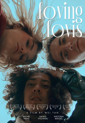 Plakat filmu „Loving Lovis”: troje młodych ludzi pochyla się nad kamerą i patrzy w dół, jakby na widza; ich twarze na tle jasnego, błękitnego nieba. U góry tytuł filmu, na dole nazwiska twórców oraz festiwalowe wyróżnienia.
