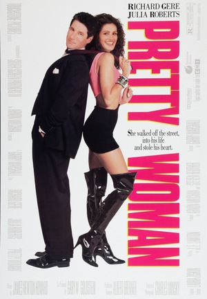 Plakat filmu „Pretty Woman”. Richard Gere w czarnym garniturze i Julia Roberts w różowym topie, czarnej spódnicy oraz wysokich kozakach pozują na białym tle obok dużego, różowego tytułu.