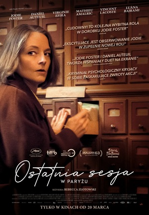 Plakat filmu „Ostatnia sesja w Paryżu” – Jodie Foster jako kobieta stojąca przy drewnianej szafce z kartoteką, wysuwa jedną z szuflad i spogląda przez ramię. W tle cytaty z recenzji i nazwiska aktorów.