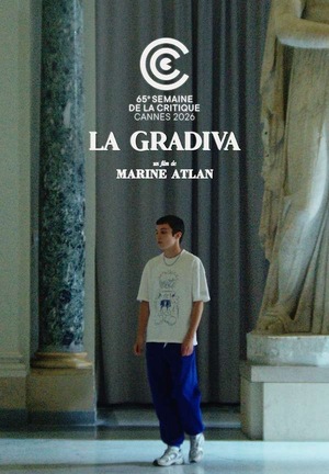 Kolorowy plakat. Nastolatek, chłopak, w muzeum. Obok niego marmurowa kolumna i antyczna figura.