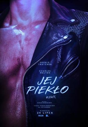 Kolorowy plakat. Zbliżenie na klatkę piersiową, na której widać ślady krwi i potu oraz czarną, skórzaną kurtkę. Wokół neonowe światła.
