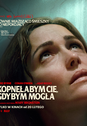 Kolorowy plakat. Zbliżenie na twarz kobiety, patrzącej z niepokojem w górę. W tle bladozielona ściana.