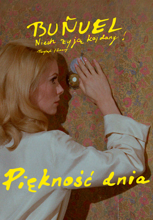 Kolorowe zdjęcie. Blondwłosa kobieta stoi przy ścianie, trzyma lusterko w dłoni.