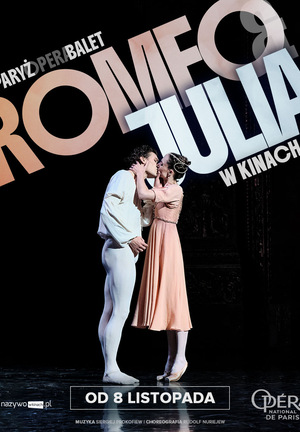Na środku sceny stoją tytułowi Romeo i Julia. Tło czarne, u góry różowo - biały napis z tytułem retransmisji baletowej.