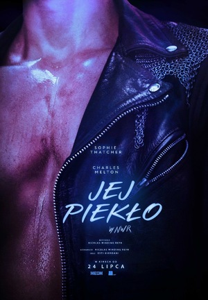 Plakat filmu przedstawia zbliżenie na nagi, wilgotny tors osoby ubranej w częściowo rozpiętą czarną skórzaną kurtkę z metalowymi elementami. Całość utrzymana jest w ciemnej, niebiesko-fioletowej kolorystyce, a na środku widnieje tytuł „Jej piekło”.