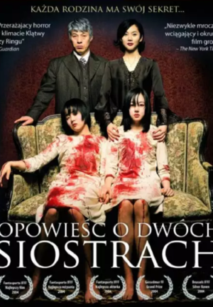 Plakat filmu „Opowieść o dwóch siostrach”. Na ozdobnej kanapie siedzą dwie młode kobiety w zakrwawionych, jasnych sukienkach. Za nimi stoi elegancka para. Tło jest ciemnoczerwone.