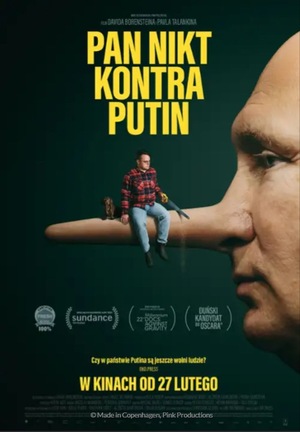 Profil twarzy Władimira Putina z długim nosem Pinokio, na którym siedzi mała postać mężczyzny. U góry żółty napis z tytułem filmu.