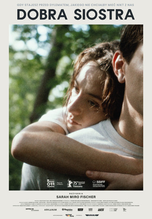 Na plakacie dwie postacie na tle drzew: kobieta i mężczyzna. Kobieta zamyślona przytula mężczyzna obejmując go od tyłu, jej ręcę znajduja się na jego klatce piersowiej. Widać jedynie część jego twarzy.