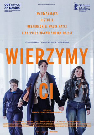 Na plakacie matka z nastoletnimi dziećmi. W pospiechu idą korytarzem.