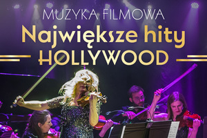 Muzycy grający na skrzypcach podczas koncertu.