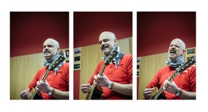 Obrazek przedstawia osobę grającą na gitarze na trzech zdjęciach.