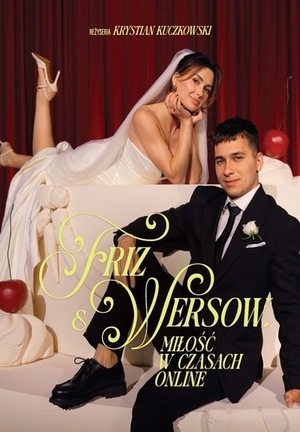 Plakat z tytułem: Friz i Wersow. Miłość w Czasach Online. Teksty na tle fotografii ustawianej ślubnej na której są Friz i Wersow. Ona leżąca w białej sukni i On siedzący w czarnym garniturze. Za nimi falista purpurowa kotara.