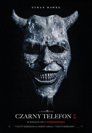 Plakat z tytułem: Czarny Telefon 2. Teksty na czarnym tle. Z czerni tej wyłania się maska upiorna z rogami głównego bohatera. Maska jest oszroniona z elementami wiszących drobnych sopli.