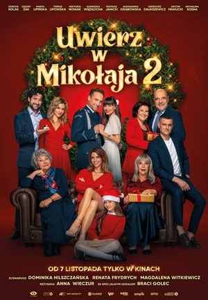 Plakat z tytułem: Uwierz w Mikołaja 2. Teksty na purpurowym tle z wielkim świątecznym wieńcem pełnym lampek. Przed wieńcem w stylu rodzinnej fotografii stoją lub siedzą wszyscy bohaterowie filmu.
