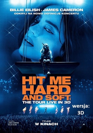 Plakat z tekstem: Odkryj na nowo definicję koncertu. Tytuł: Billie Eilish: Hit Me Hard and Soft - The Tour. Teksty na tle zdjęcia z koncertu. Wyżej Billie Eilish z mikrofonem na ławce scenicznej a w tle Jej twarz.