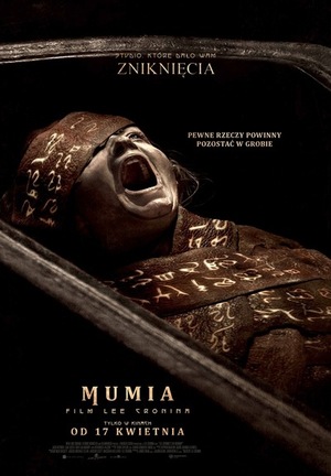 Plakat z tekstem: Pewne rzeczy powinny zostać w grobie. Tytuł: Mumia: Film Lee Cronina. Teksty na tle fotografii postaci z przerażająco otwartymi ustami, leżącej w trumnie o kształcie staro egipskim jak dla mumii.