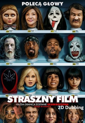 Plakat z tekstem: Polecą Głowy. Każda Granica Zostanie Przekroczona. Tytuł: Straszny Film. Teksty na tle grafiki gdzie na półkach znajdują się figurkowe głowy bohaterów filmu wystylizowane na postacie z różnych innych filmów.