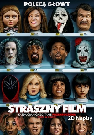 Plakat z tekstem: Polecą Głowy. Każda Granica Zostanie Przekroczona. Tytuł: Straszny Film. Teksty na tle grafiki gdzie na półkach znajdują się figurkowe głowy bohaterów filmu wystylizowane na postacie z różnych innych filmów.