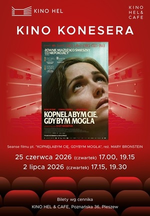 Plakat z tekstem: Równie Miażdżąco Śmieszny, Co Niepokojący. Tytuł: Kopnęłabym Cię, Gdybym Mogła. Teksty na fotografii twarzy kobiecej patrzącej w górę z zaciekawieniem i obawą na niebieskawo zielonkawym tle ściany.