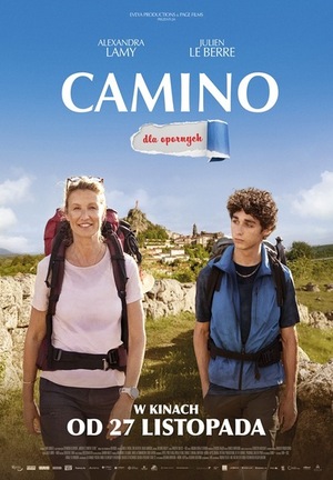 Plakat z tytułem: Camino Dla Opornych. Tekst na tle fotografii na której w pierwszym planie znajduje się kobieta i chłopiec z plecakami podczas wędrówki. W tle za nimi widnieje na zgórzu małe miasto.