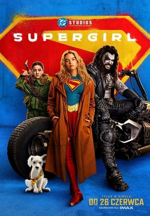 Plakat z tytułem: Supergirl. Teksty na tle malowidła symbolu Supermena na niebieskiej ścianie z niebieską podłogą. Przed tym stoją bohaterowie filmu i biały pies.