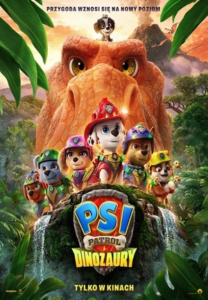 Plakat z tekstem: Przygoda Wznosi się na Nowy Poziom. Tytuł: Psi Patrol i Dinozaury. Teksty na tle rysunku gdzie na skale wśród dżungli stoją pieski Psiego Patrolu a za nimi jest olbrzymia pomarańczowa głowa dinozaura.