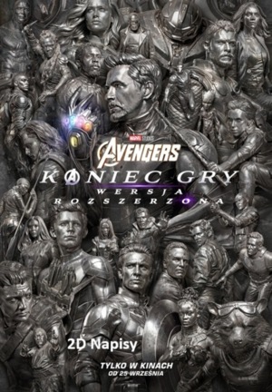 Plakat z tytułem: Avengers: Koniec Gry - Wersja Rozszerzona. Tekst na tle grafiki na której znajdują się wszystkie postacie z filmu jako srebrne metalowe figurki połączone ze sobą w jednej płaszczyźnie.
