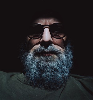 zdjęcie Tomasza Wolskiego w ciemnych okularach