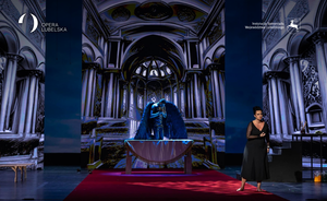 Kobieta w czarnej sukni, a w głębi mężczyzna przebrany za anioła śmierci