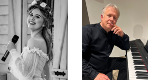 Czarno białe zdjęcie przedstawiające wokalistkę Natalie Rogucką trzymającą mikrofon z wiankiem na głowie.