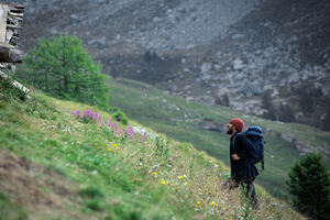 Zdjęcie przedstawiające bohatera na szlaku górskim.