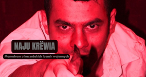 Aktor patrzy wprost na widza. Tytuł &amp;amp;amp;quot;Naju krëwia. Monodram o kaszubskich losach wojennych&amp;amp;amp;quot;
