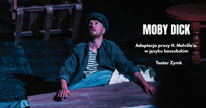 Główny bohater siedzi trzymając się wieka trumny. Napis &amp;amp;quot;Moby Dick. Adaptacja prozy H. Melville'a w języku kaszubskim. Teater Zymk&amp;amp;quot;