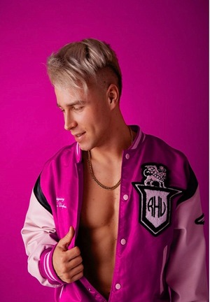 Główny artysta na różowym tle.