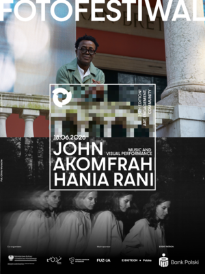 Plakat zapowiadający performance muzyczno-wizualny Johna Akomfraha i Hani Rani w ramach 25. edycji Fotofestiwalu. W górnej części widoczny jest portret Johna Akomfraha. W dolnej części znajduje się czarno-białe zdjęcie Hani Rani.