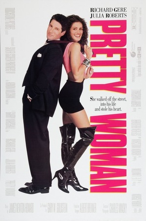 Plakat filmu „Pretty Woman”. Richard Gere w czarnym garniturze i Julia Roberts w różowym topie, czarnej spódnicy oraz wysokich kozakach pozują na białym tle obok dużego, różowego tytułu.