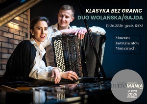 Uśmiechnięta para w białych koszulach. Kobieta siedzi przy fortepianie, mężczyzna opiera się o akordeon.