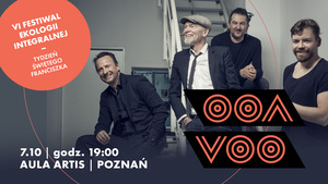 Grafika reklamowa: czterech pogodnych mężczyzn w czarnych strojach w domowym zaciszu, pomarańczowe i białe napisy informujące o wydarzeniu.