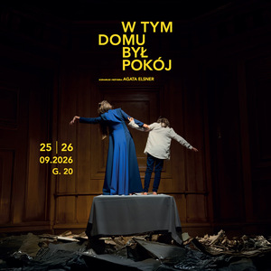 Na stole dwie odwrócone tyłem osoby trzymają się za ręce. Wyższa, ubrana w niebieską sukienkę. Niższa w białej koszuli i granatowych spodniach. Dookoła stołu porozrzucany papier. Żółty napis W TYM DOMU BYŁ POKÓJ oraz data 25 i 26. 09.2026