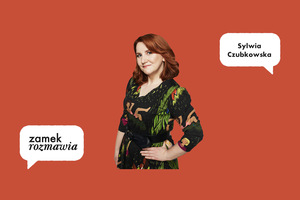 Na pomarańczowym tle postać autorki książki. Kobieta ma kasztanowe włosy i kolorową sukienkę. Patrzy w stronę widzów i widzek. Obok niej dwa dymki-komentarze. Jeden z tekstem: zamek rozmawia, a drugi z nazwiskiem: Sylwia Czubkowska.