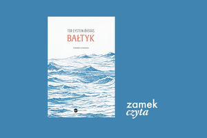 Okładka książki, której główną część stanowi rysunek niebieskich fal. Powyżej na białym tle duży, czerwony napis BAŁTYK. Poniżej mniejszy, czarny napis Podróż Literacka. U góry nazwisko autora Tor Eystein Øverås. Obok okładki logo zamek czyta