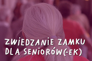 Zdjęcie przedstawia grupę seniorów spacerujących we wnętrzach Zamku. Kadr jest pokryty odcieniem czerwieni. Na dole widnieje napis ZWIEDZANIE ZAMKU DLA SENIORÓW.